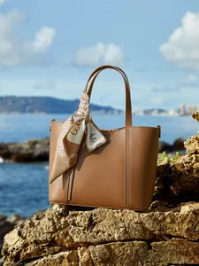Bolso tote de cuero marrón con pañuelo de seda en rocas, elegante bolso de hombro diario