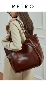 Détail du grand sac cabas rétro en cuir marron foncé avec un design trapézoïdal chic