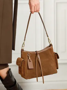 Grande borsa tote vintage in pelle opaca marrone scuro con tasche esterne e tracolla