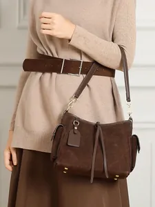 Borsa tote in pelle marrone opaca con tasche laterali e tracolla regolabile