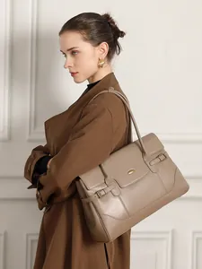 Elegante borsa tote in vera pelle kaki con patta e dettagli con logo in metallo