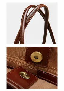 Détail des larges bretelles en cuir et de la boucle magnétique en laiton de ce sac