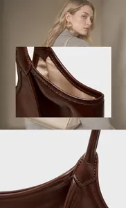 Détail des coutures renforcées et de la texture du cuir de qualité sur le sac