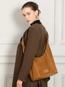 Sac hobo en daim marron mat de grande capacité avec bandoulière réglable à boucle dorée