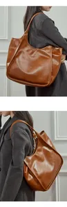 Gros plan du sac cabas en cuir marron brillant montrant sa texture et son design
