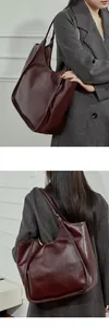 Détail du grand sac cabas en cuir bordeaux avec finition brillante à la cire d'huile