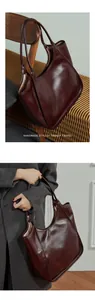 Détails de l'aspect cuir ciré bordeaux du grand sac fourre-tout et de sa texture fine