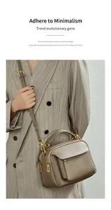 Détail du sac à bandoulière en cuir avec ferrures dorées et poches zippées multiples