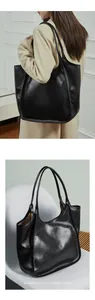Détail d'un sac cabas en cuir noir montrant sa grande capacité et sa texture lisse