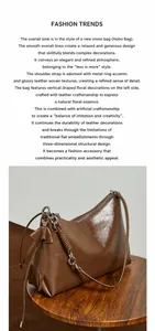 Detalle de bolso hobo de cuero marrón oscuro con adorno de flor y correa trenzada a mano
