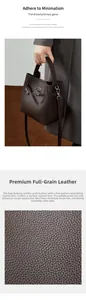 Gros plan sur la texture cuir marron foncé et le fermoir métallique du sac seau