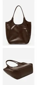 Vues arrière et de base d'un grand sac cabas en cuir marron foncé au fini brillant