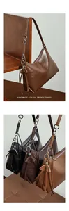 Detalle del bolso de cuero con correa en espiral y un elegante adorno de borla