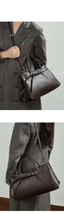 Sac baguette en cuir marron foncé avec boucle métallique et bandoulière réglable