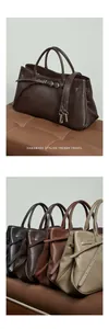 Détails rapprochés de quatre coloris en cuir avec boucle métallique décorative