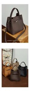 Vue détaillée du sac seau en cuir grainé avec boucles métalliques en quatre tons terreux