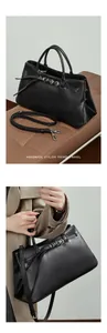 Détail du sac baguette en cuir tanné végétal avec boucle de ceinture et poignée supérieure