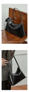 Detalle de bolso de hombro en cuero negro brillante con borlas y correa trenzada