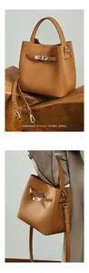 Détail du sac seau en cuir grainé marron avec boucle argentée et bandoulière
