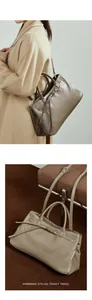 Détail du sac baguette en cuir de vachette véritable avec boucle en métal et bandoulière