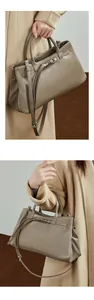 Détail du sac baguette en cuir tanné végétal kaki avec boucle de ceinture et anneau métal