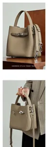 Détail du sac seau en cuir grainé kaki doté d'un fermoir à boucle métallique classique