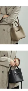Détail de la texture en cuir grainé et du fermoir rotatif sur un sac seau élégant