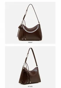 Vista frontal y lateral de bolso hobo de cuero marrón con cadena y detalle de borla