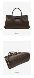 Détails de l'arrière et de la base ovale de ce sac baguette en cuir tanné marron