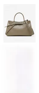 Détail du sac baguette en cuir de vachette taupe avec boucle de ceinture décorative