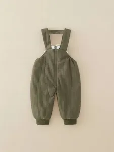 Salopette per neonato verde oliva con trama a coste verticali e spalline larghe e comode