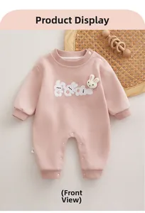 Dettaglio tutina rosa per neonati con ricamo a coniglio e decorazione in peluche 3D