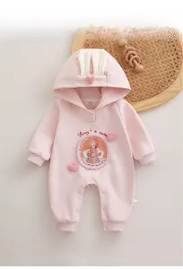 Détail d'une barboteuse rose avec capuche oreilles de lapin et broderie Jerry's cake