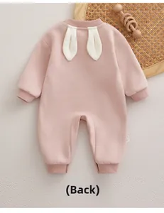 Dettaglio del retro della tutina neonato con graziose orecchie di coniglio bianche in cotone rosa