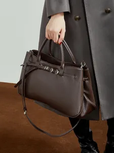 Sac baguette en cuir tanné végétal marron foncé avec boucle en métal et bandoulière