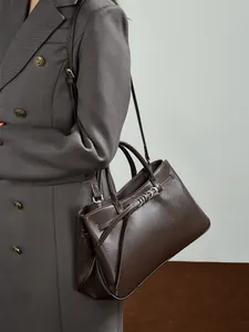 Sac baguette en cuir tanné végétal marron foncé de qualité supérieure avec boucle en métal