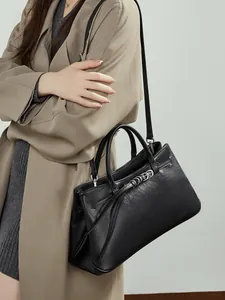 Sac baguette noir en cuir tanné végétal avec détails de boucles argentées élégantes