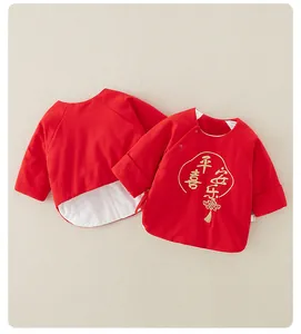 Vue détaillée avant et arrière du kimono bébé en coton rouge avec broderie dorée