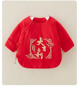 Vue détaillée du haut rouge pour nouveau-né avec broderie dorée et boutons chinois