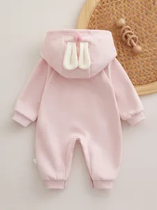 Combinaison rose à capuche pour bébé avec oreilles de lapin et pompon décoratif