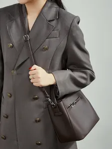 Sac seau en cuir grainé marron foncé avec fermoir tournant argenté et bandoulière
