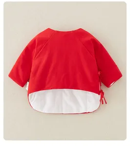 Détail du haut cache-cœur rouge pour bébé en coton avec texture douce et lacet latéral