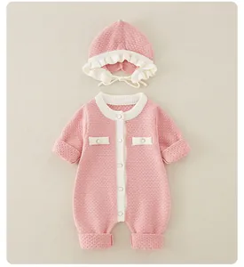 Set pagliaccetto in maglia rosa per neonato con cuffia coordinata e trama a nido d'ape