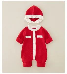 Dettaglio tutina neonato rossa in maglia con bordi bianchi e cappellino coordinato