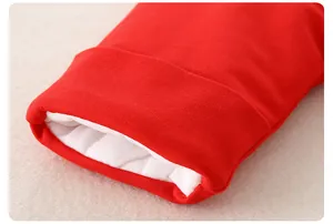 Gros plan du poignet de chemise bébé en coton rouge avec doublure côtelée blanche et couture