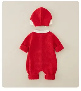 Dettaglio tutina neonato rossa in maglia a nido d'ape con cappellino coordinato