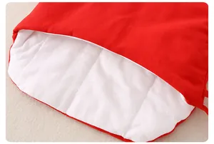 Détail de la chemise en coton rouge pour nouveau-né montrant la doublure blanche matelassée