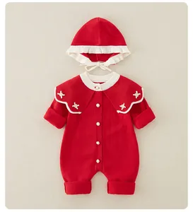Detail eines roten Baby-Strickstramplers mit weißem Wellenkragen und passender Haube