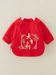 Haut nouveau-né en coton rouge avec broderies traditionnelles dorées porte-bonheur