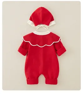 Detail eines roten Baby-Strickoveralls mit Wellenkante und passender Mütze mit Ohrenschutz
